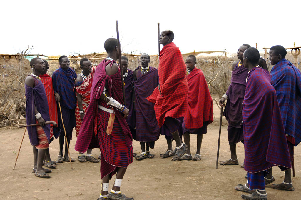 Les hommes Maasai men font leur danse traditionnelle
