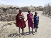 les enfants maasai dans leur village